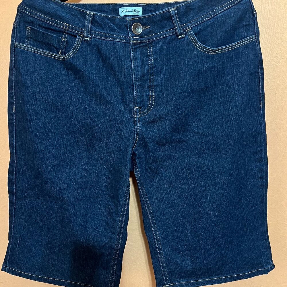 St. John's Bay Womans Bermuda Jean Shorts. Size 14 Average. NEW.